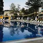 Queen Nelly Park 4*