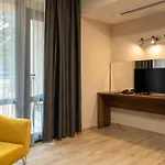 Отель Queen Nelly Park