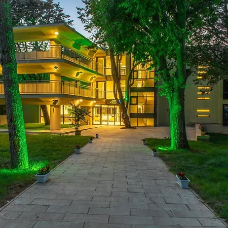 Queen Nelly Park מלון 4*