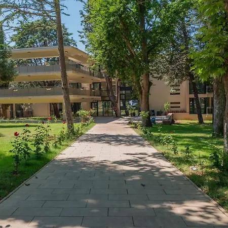 Отель Queen Nelly Park 4*