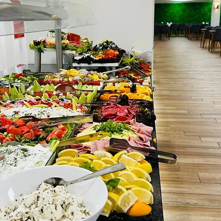 Отель Queen Nelly Park 4*