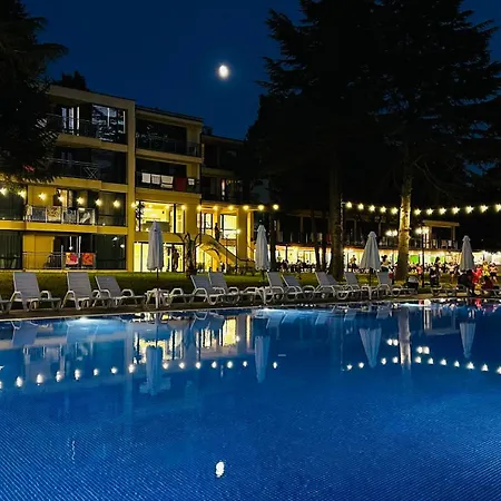 Queen Nelly Park Отель Китен