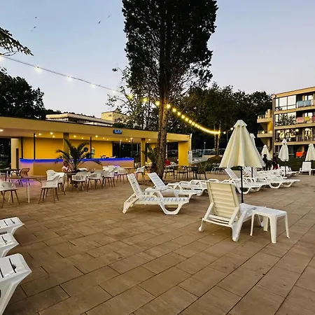 Queen Nelly Park Отель