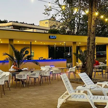 Отель Queen Nelly Park Китен