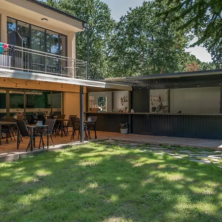 Отель Queen Nelly Park