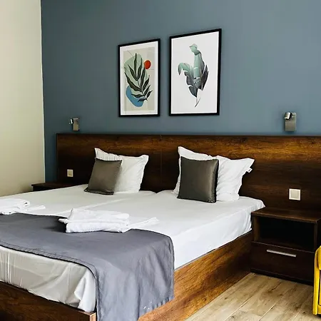 Отель Queen Nelly Park