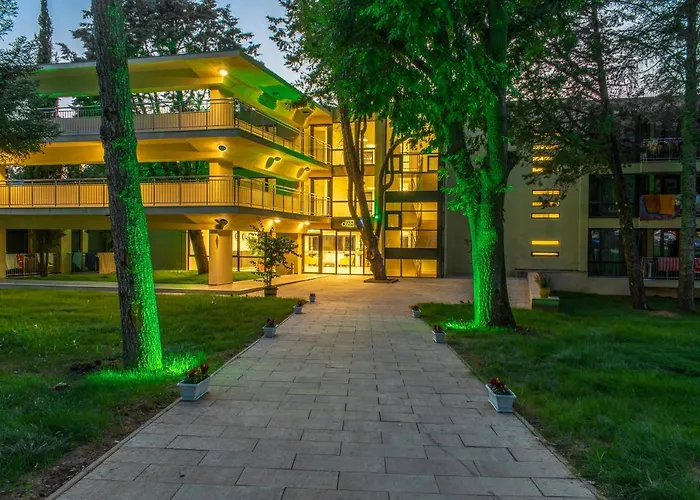 куин нели парк Хотел 4*