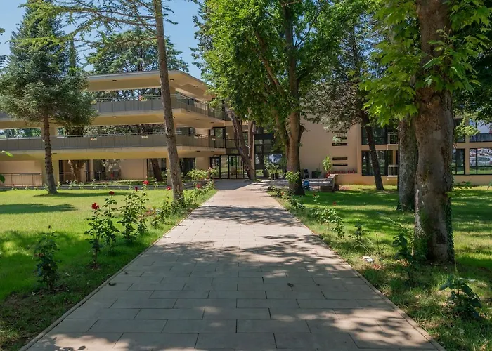 Otel Queen Nelly Park 4*