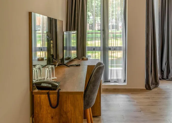 Queen Nelly Park Otel 4*